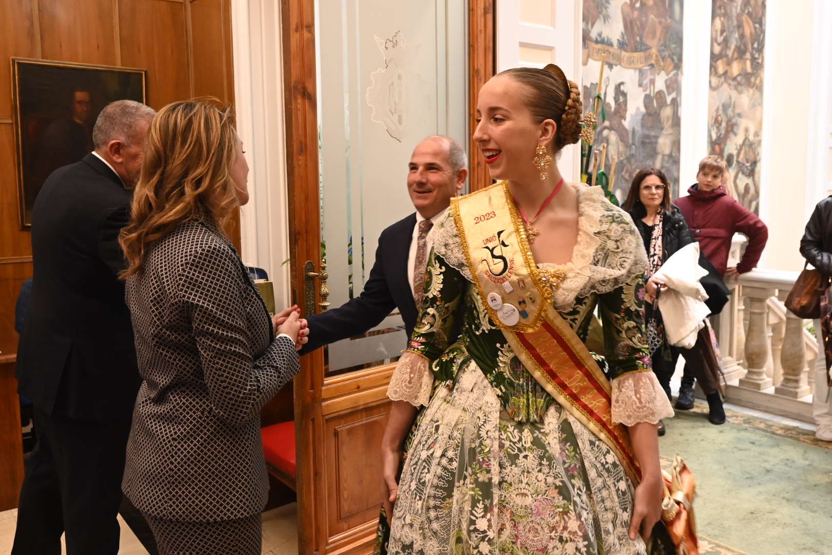 Galería de imágenes: Recepción de las reinas de los pueblos en el Ayuntamiento de Castelló