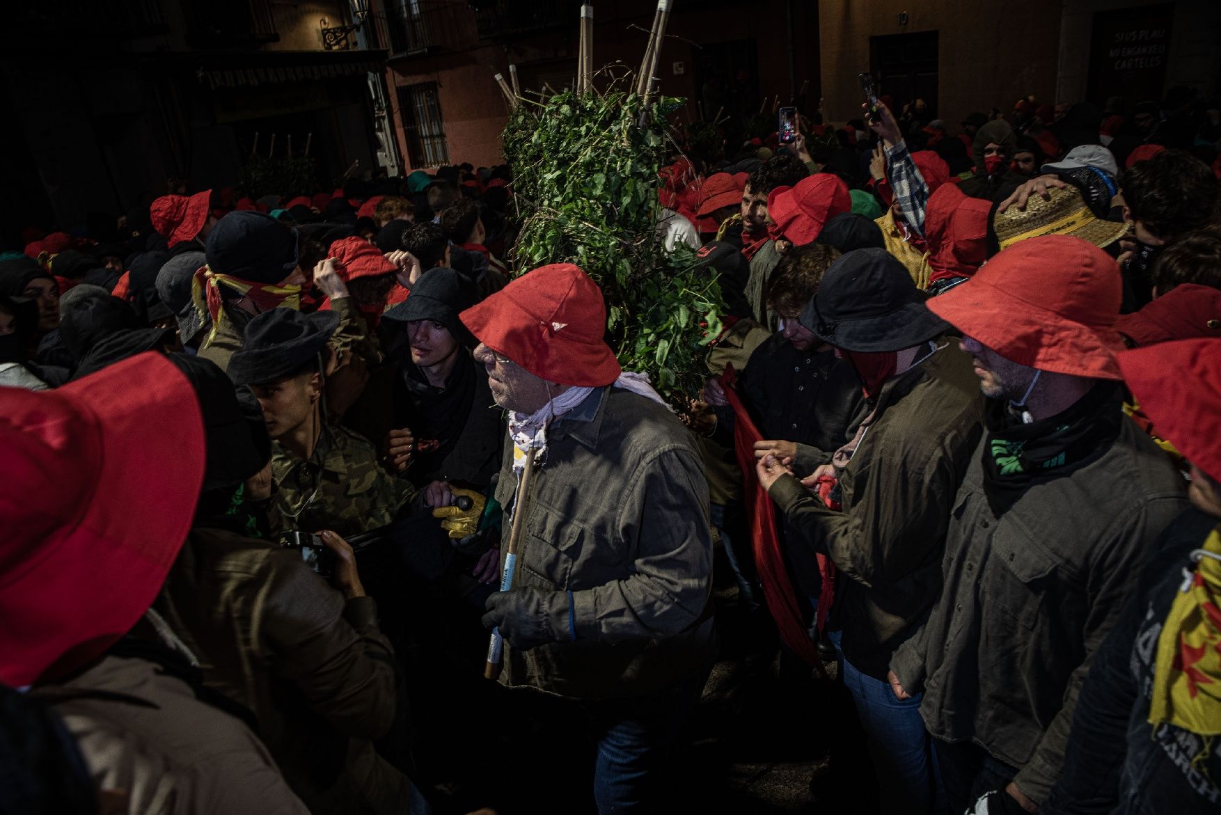 Així és vesteix un ple per a la Patum