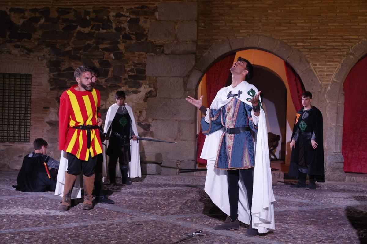 Belalcázar se rinde a 'El halcón y la columna' en el vigésimo aniversario de su primera representación