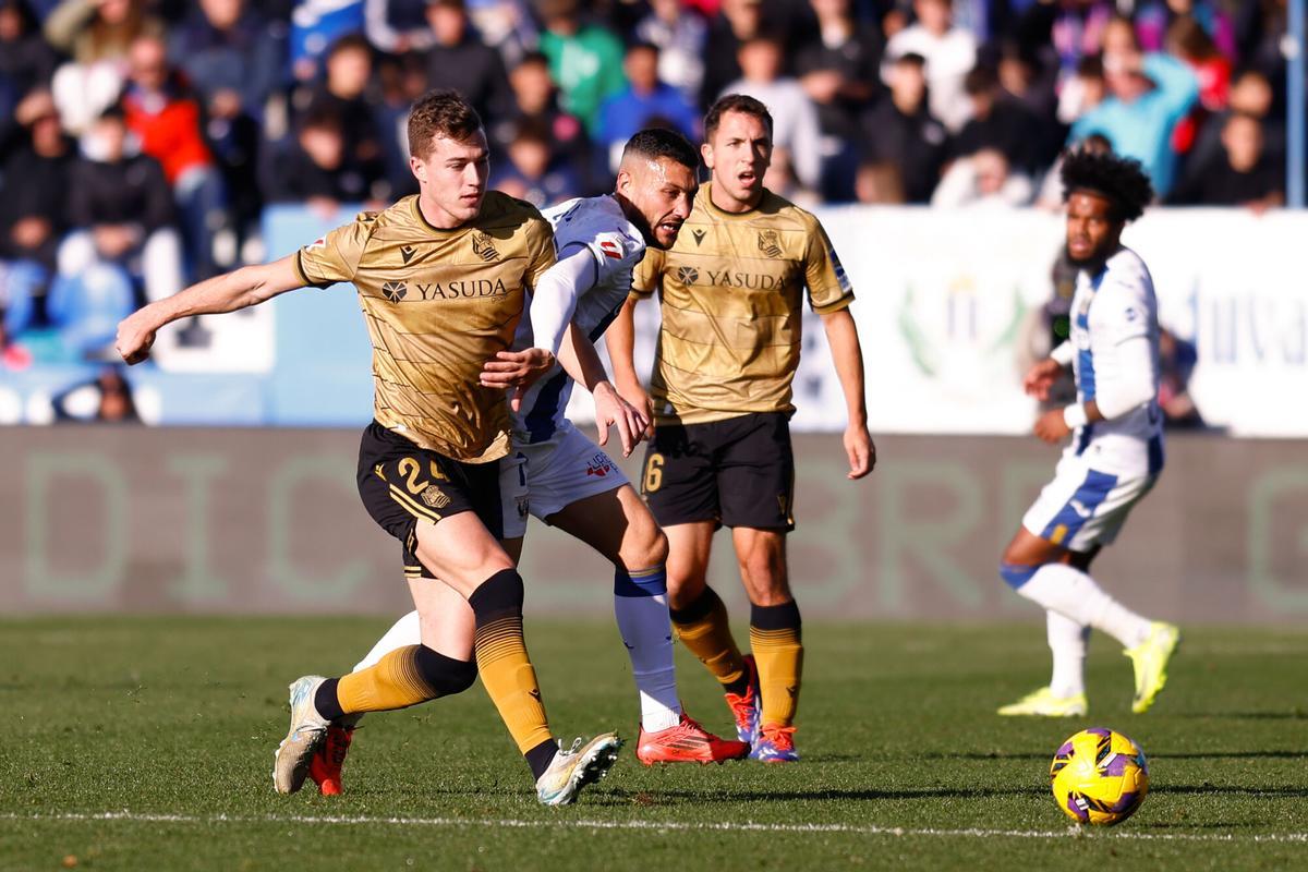 Luka Sucic of Real Sociedad and Oscar Rodriguez of CD Leganes in action during the Spanish League, LaLiga EA Sports, football match played between CD Leganes and Real Sociedad at Butarque stadium on December 8, 2024, in Leganes, Madrid, Spain. AFP7 08/12/2024 ONLY FOR USE IN SPAIN. Dennis Agyeman / AFP7 / Europa Press;2024;SOCCER;SPAIN;SPORT;ZSOCCER;ZSPORT;CD Leganes v Real Sociedad - LaLiga EA Sports;