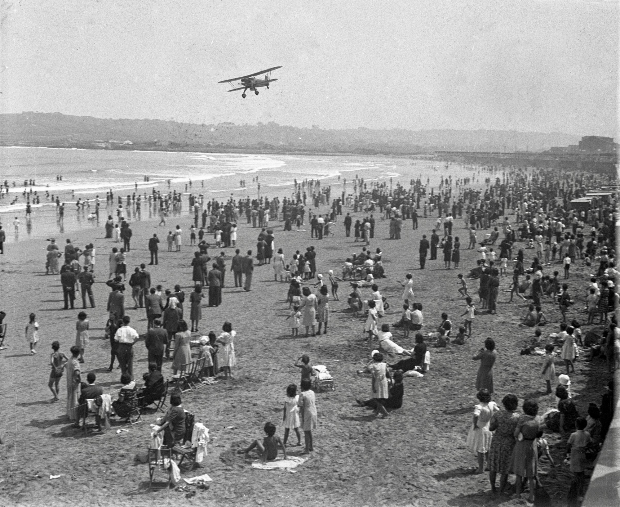 Aeroplano sobre la playa de San Lorenzo. Gijón/Xixón, h. 1940. Col. Muséu del Pueblu d’Asturies