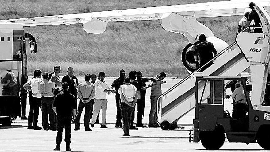 Cacheo de los presos en el aeropuerto de El Altet antes de emprender vuelo a La Coruña.