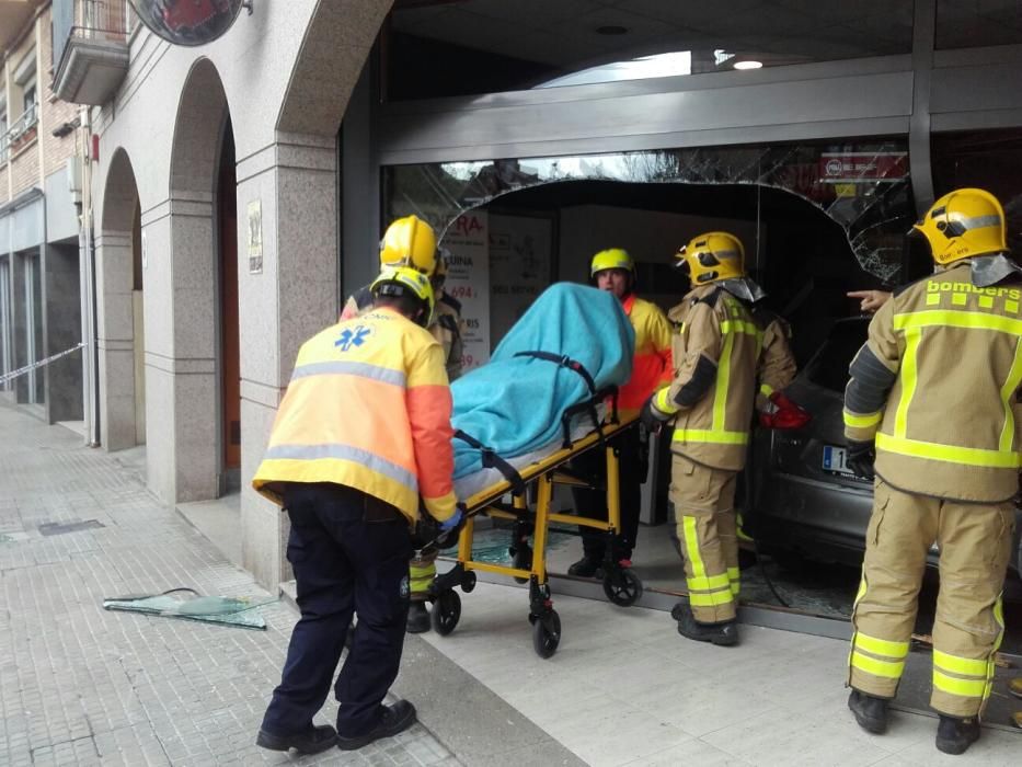 Un cotxe s'encasta contra una botiga a Berga