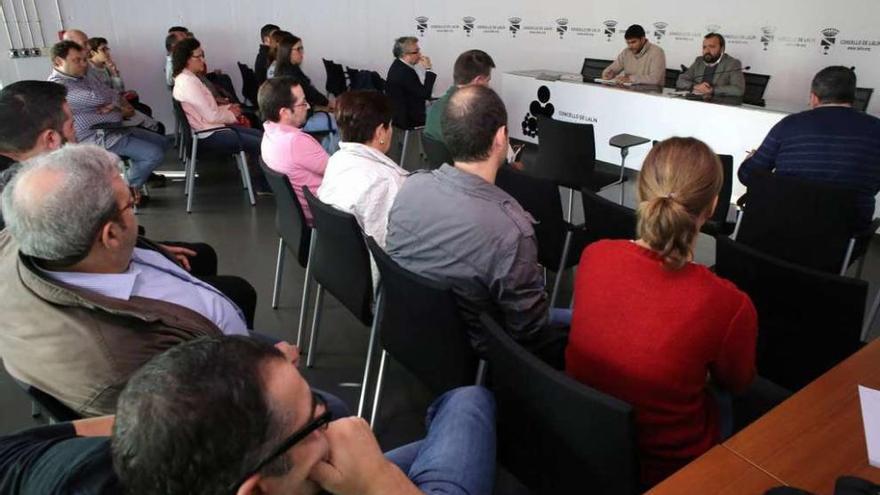 Rafael Cuiña y Tomás Vilariño presidieron la reunión de ayer con los restauradores. // Bernabé/Gutier