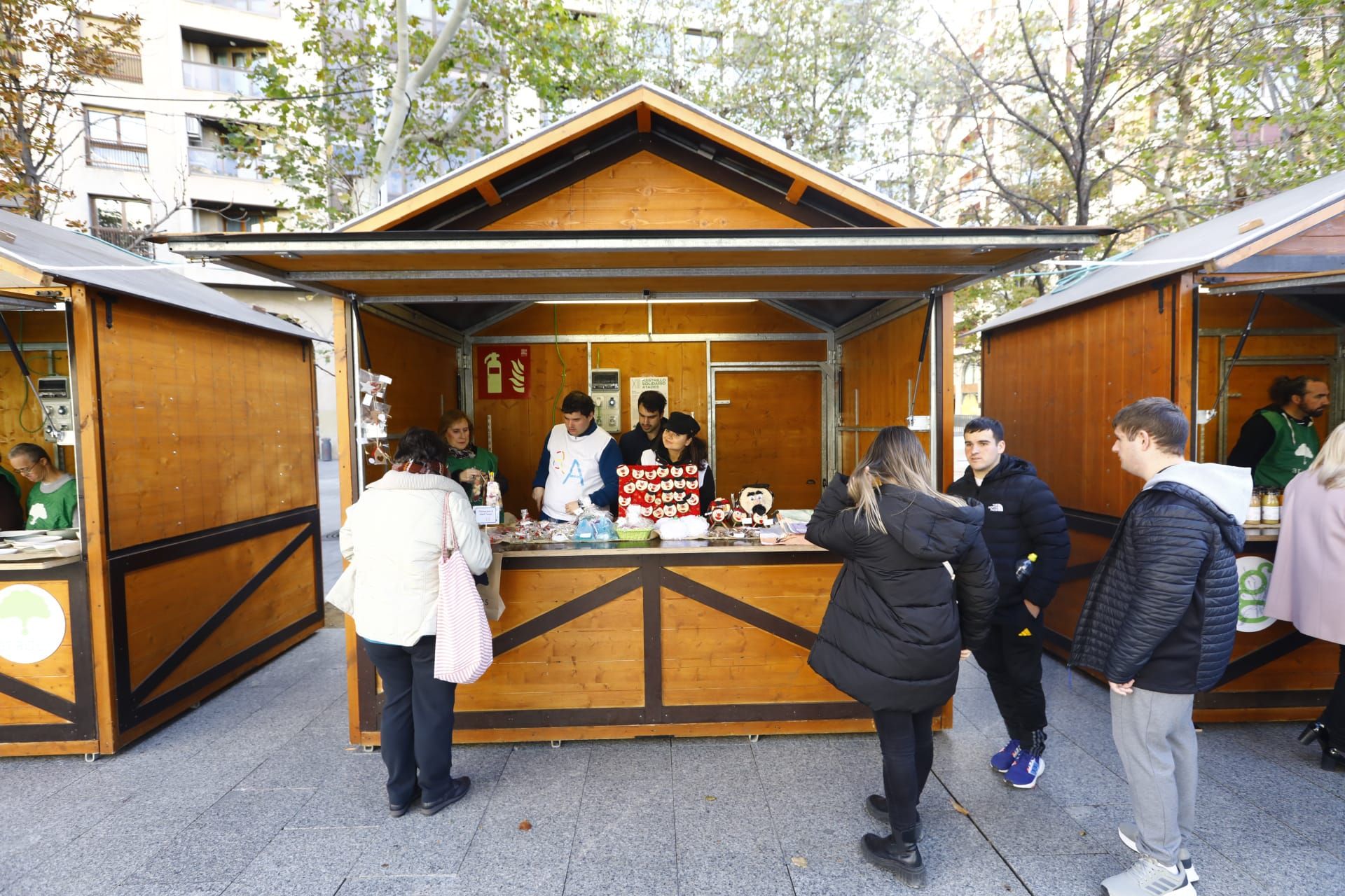 Mercadillo solidario de Atades en la Plaza Aragón