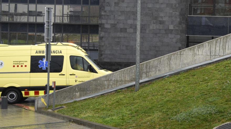 Una ambulància, entrant a l&#039;hospital de Sant Joan de Déu