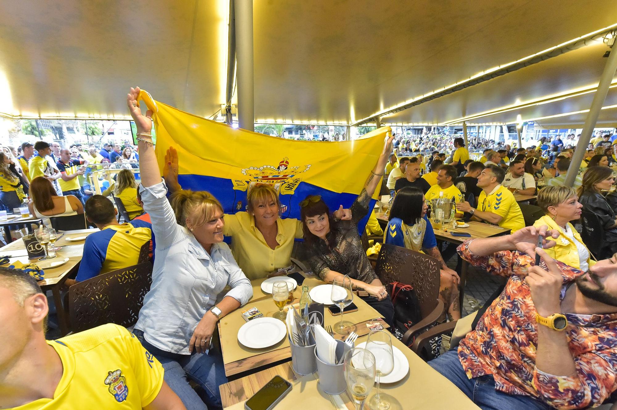 Ambiente en las terrazas de la Plaza de España durante el partido