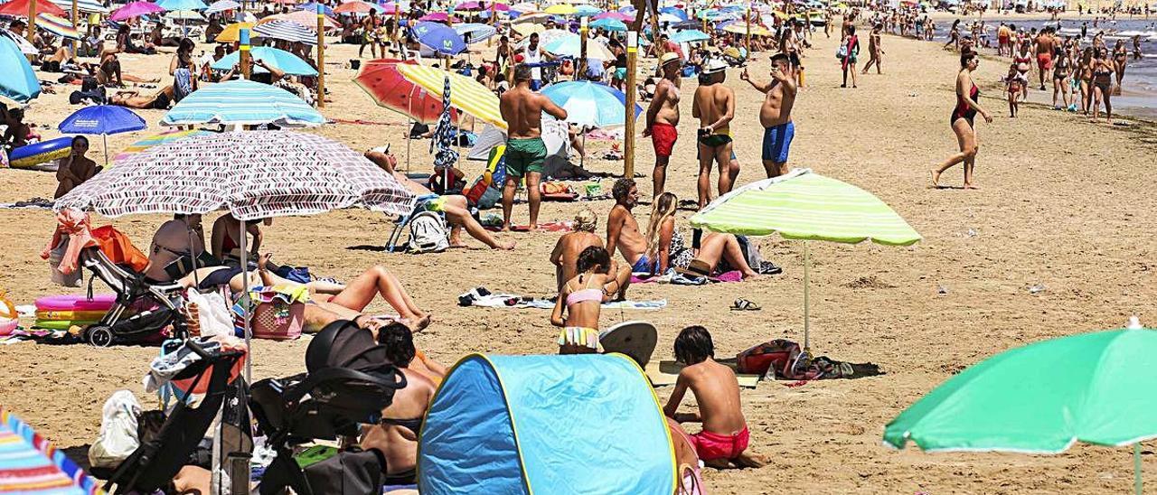 Una imagen de sombrillas en la playa del Postiguet, en Alicante.