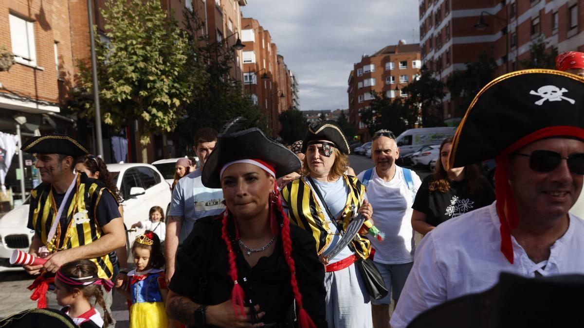 Participantes en el pasacalles, disfrazados de piratas.