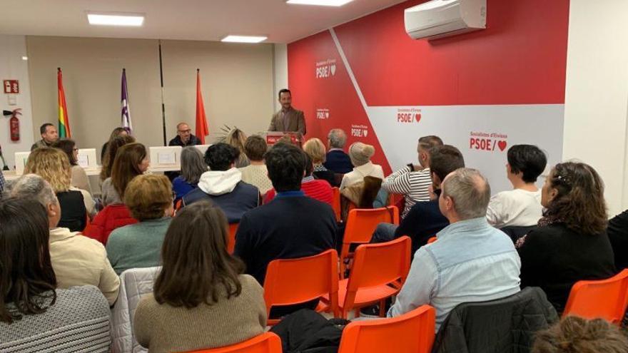 Rafa Ruiz, anoche, se dirige a los miembros de la asamblea del PSOE de Vila. | D. I.