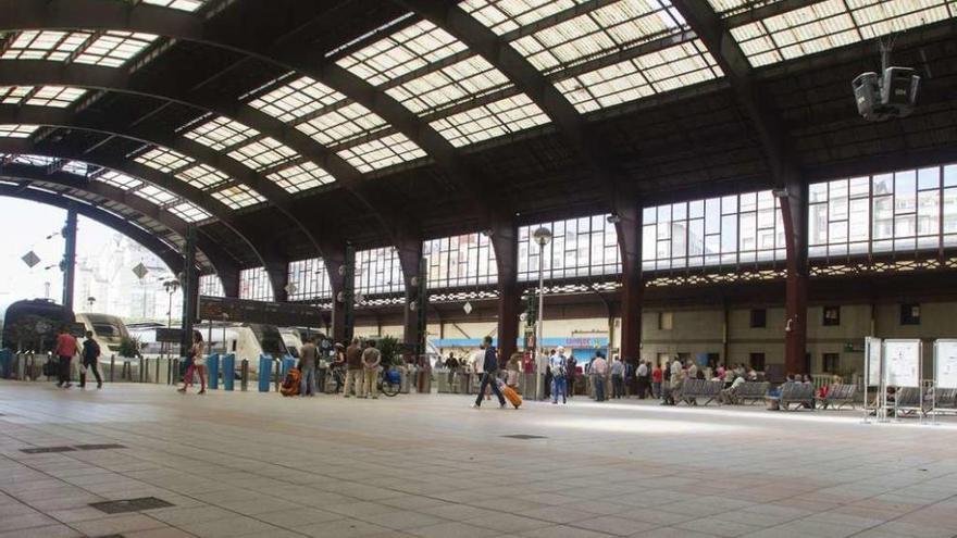 Interior de la estación de tren de San Cristóbal, con la cubierta que será rehabilitada.