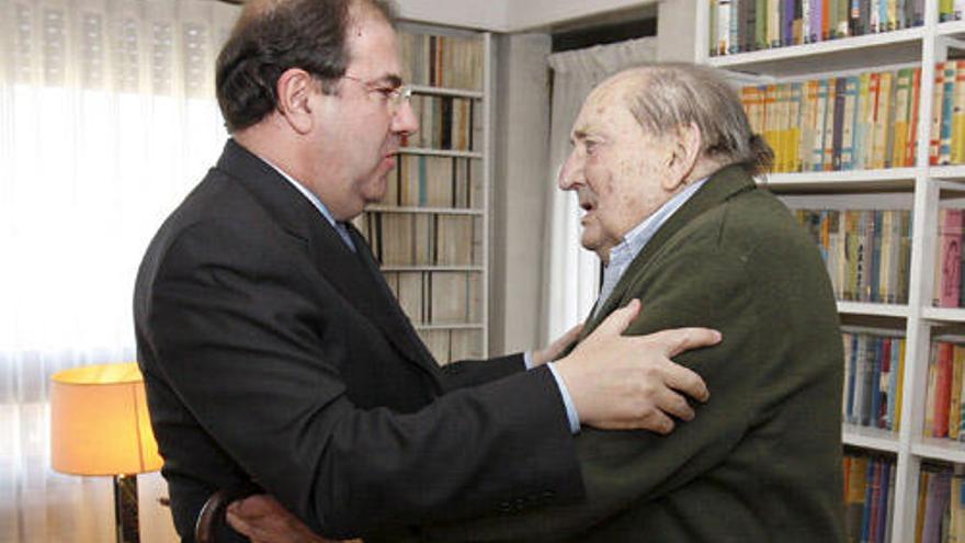 El presidente de Castilla y León, Juan Vicente Herrera, saluda a Miguel Delibes, ayer en el salón de la casa del escritor