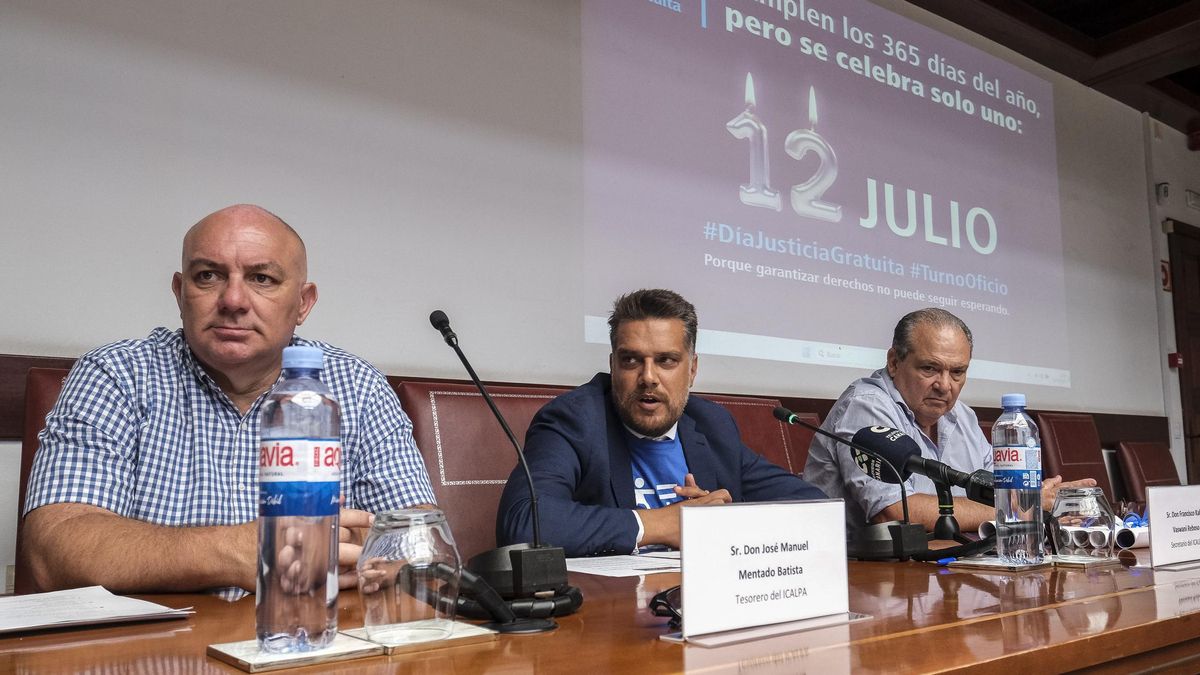 De izquierda a derecha, los representantes del Colegio de Abogados de Las Palmas José Manuel Mentado, Francisco Kabir y Agustín Santana.