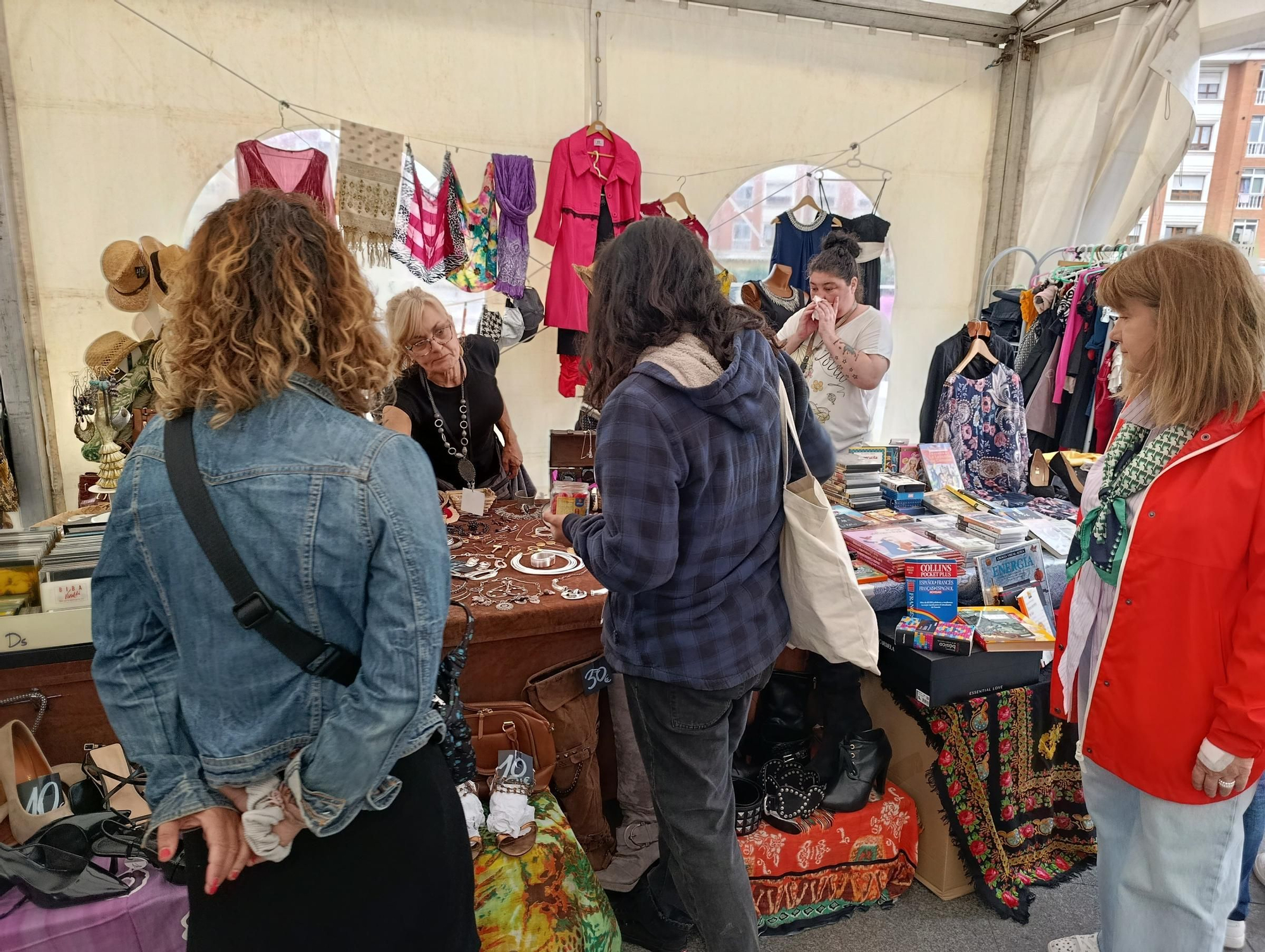 El primer Mercado del Trueque y Segunda Mano triunfa en Lugones