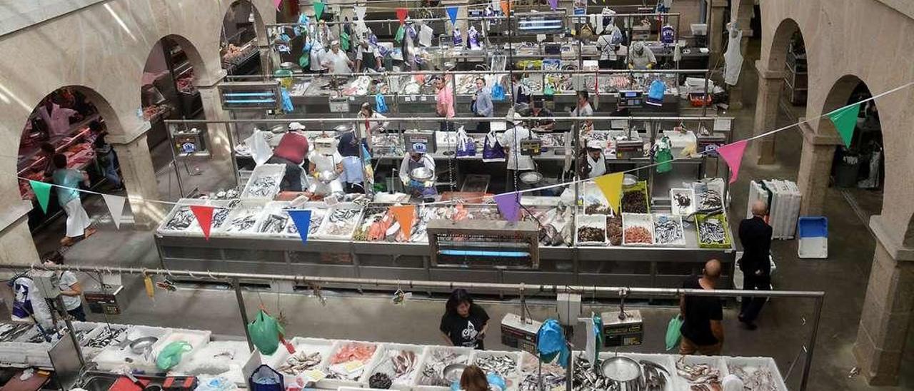 Vista de una de las zonas de la planta baja del Mercado en la que se vende pescado y marisco. // Rafa Vázquez