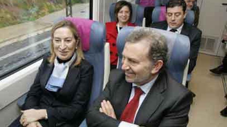 Ana Pastor en un viaje promocional del AVE gallego.