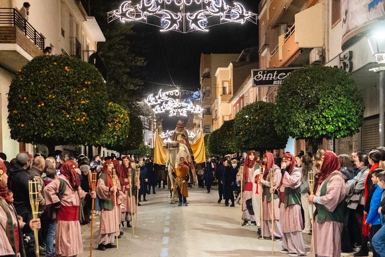 La Vila Joiosa recibe a los Reyes Magos por la puerta grande