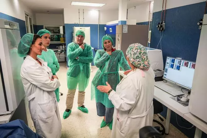 María Guardiola y Sara García Espada visitan el Centro Extremeño de Reproducción Humana Asistida