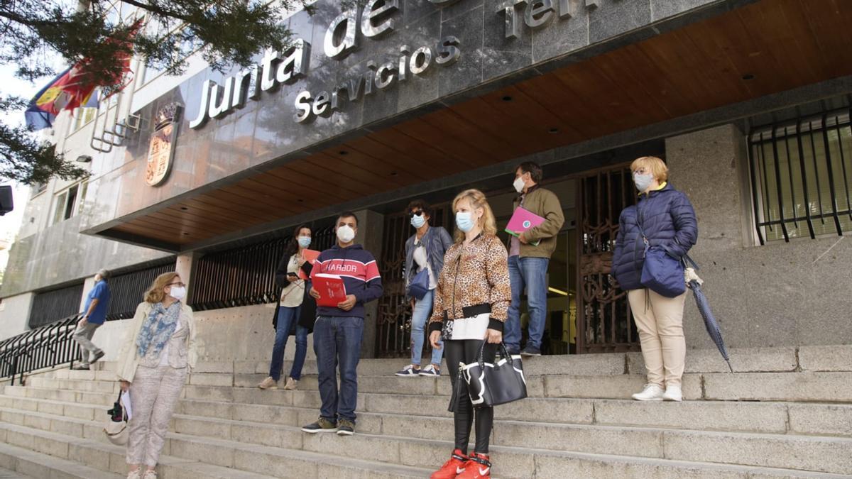 Los sindicatos, a la entrada del edificio de usos múltiples de la Junta