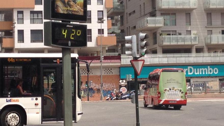 Termómetro con 42 grados a la una de la tarde en Plaza Castilla.