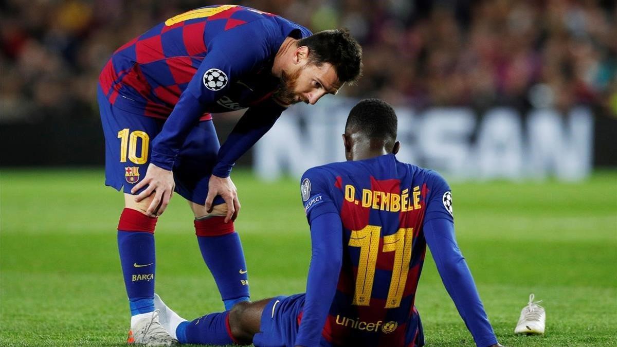 Messi intenta consolar a Dembélé tras su lesión frente al Dortmund en el Camp Nou.