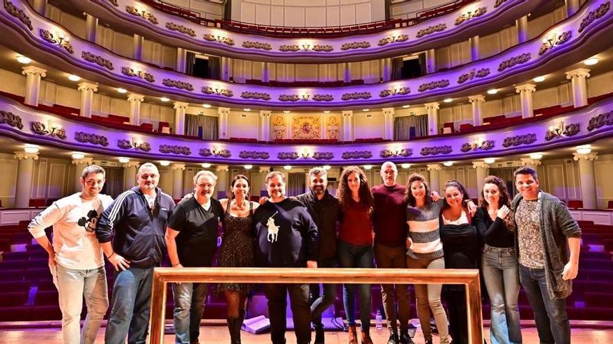 Elenco de cantantes de `Falstaff&#039;, en uno de los ensayos.