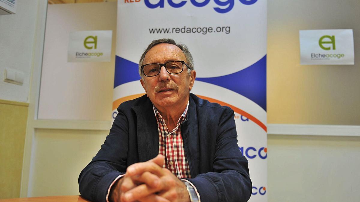 El nuevo presidente de Elche Acoge, Paco Cámara, en la sede de la ONG ilicitana en el centro de la ciudad antes de la entrevista. | MATÍAS SEGARRA