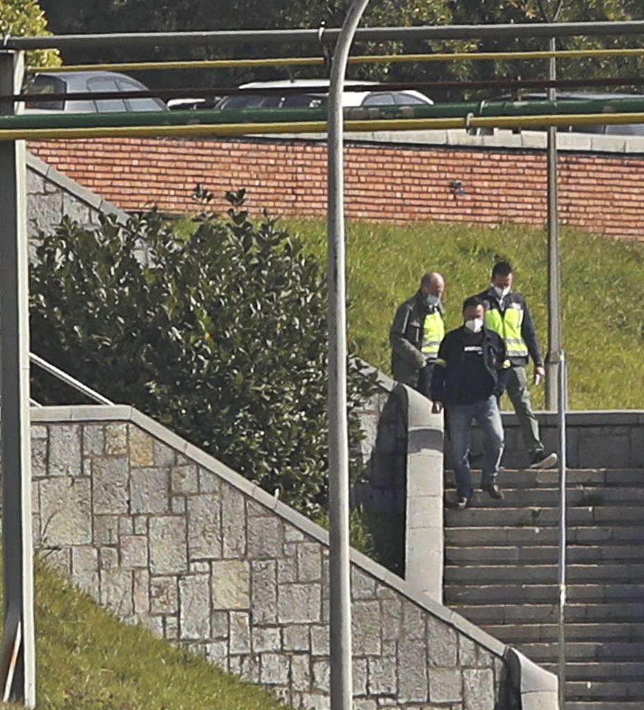Tres policías de la UDEF bajan las escaleras de acceso a las oficinas de Alu Ibérica. | Ricardo Solís 