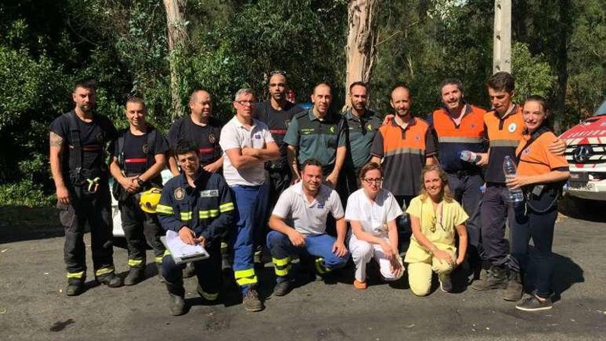 Foto de familia del equipo completo que participó en el rescate. // FdV