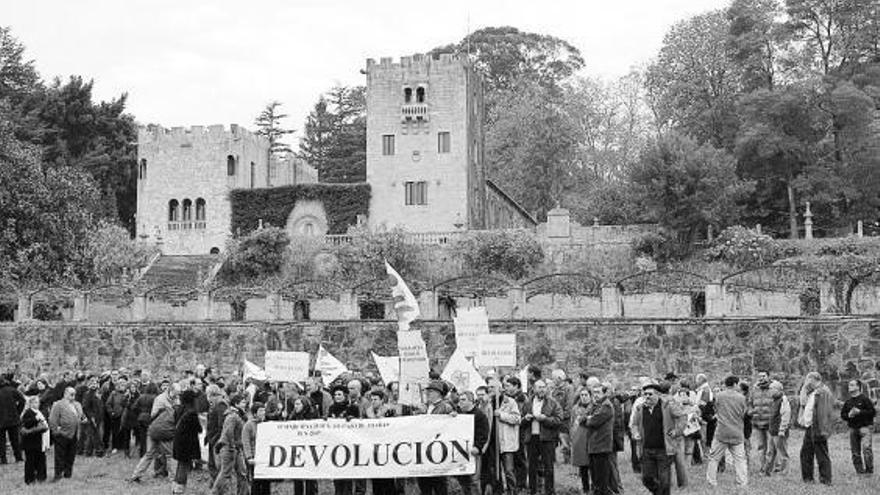 Una de las primeras concentraciones por la devolución del pazo, en noviembre de 2007.