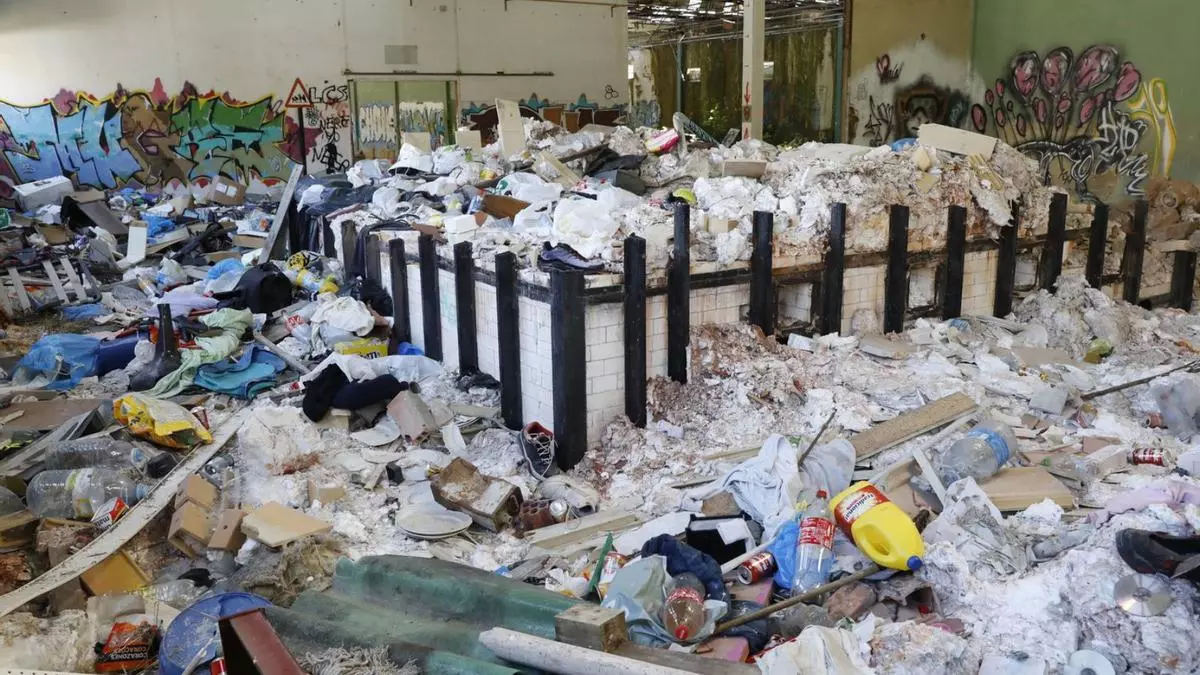 De producir 10.000 piezas diarias a ser un foco de basura e incendios: así está la fábrica de loza de San Claudio 16 años después de su cierre