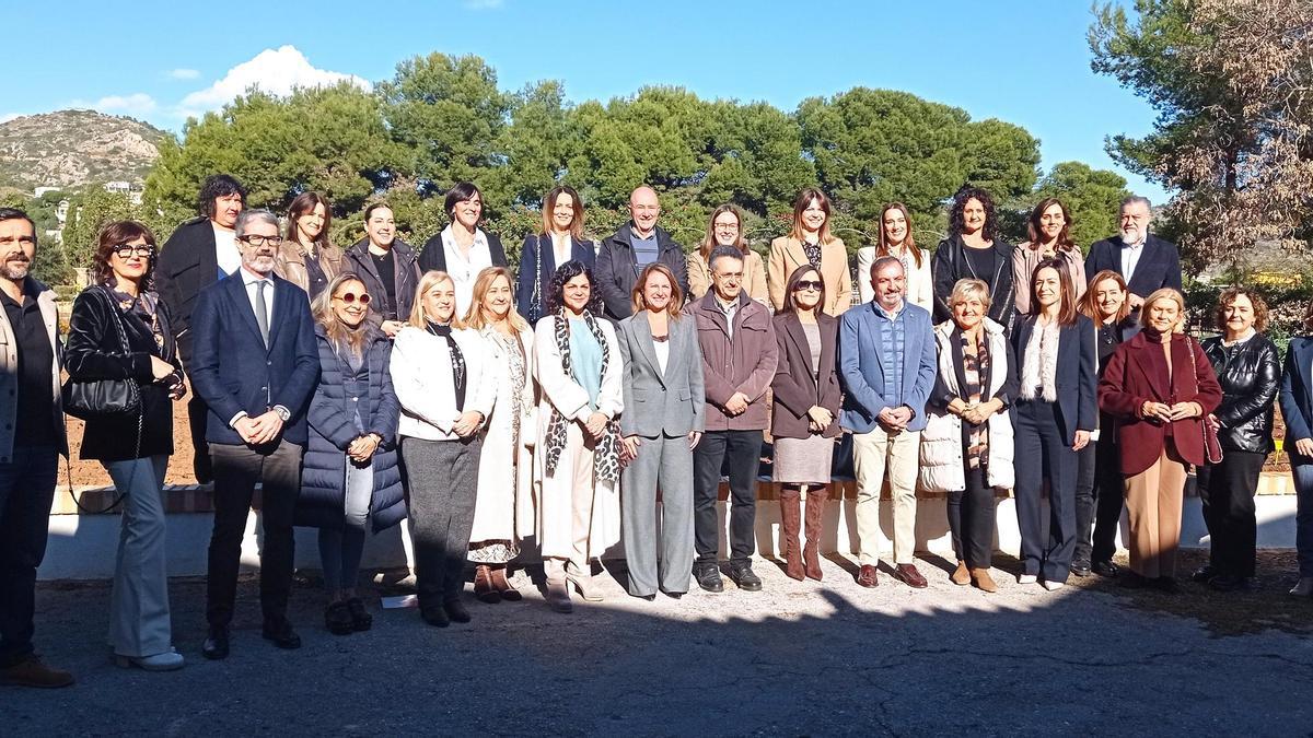 La alcaldesa de Castelló, junto a los participantes en la jornada, este viernes.