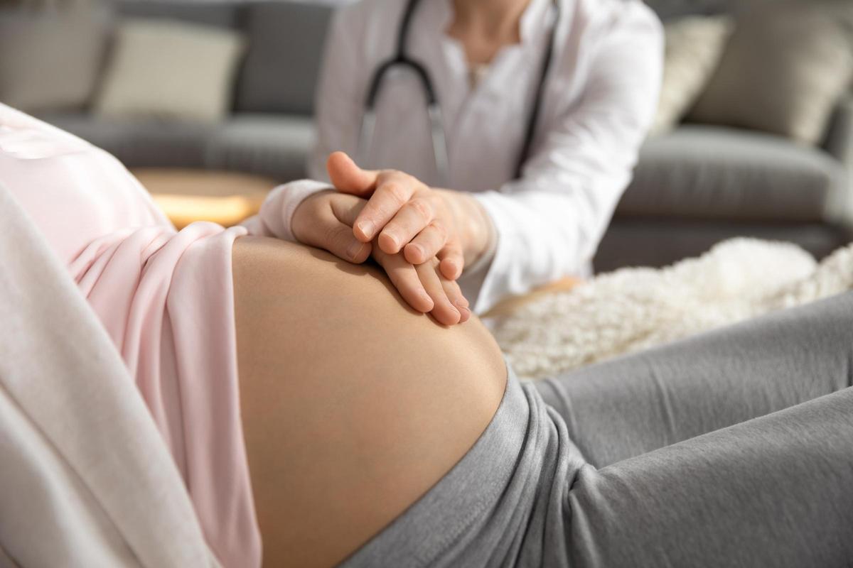 Una embarazada con su ginecóloga.