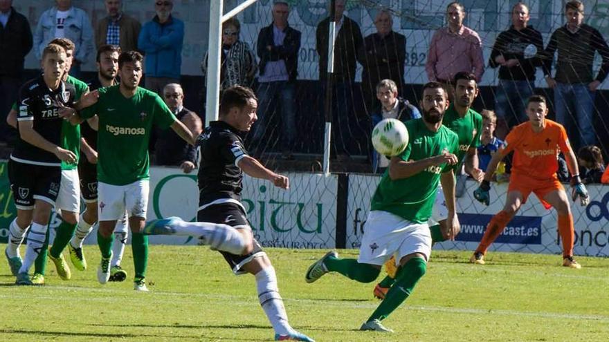 Una acción del Lealtad-Ferrol disputado en la primera vuelta en Les Caleyes.