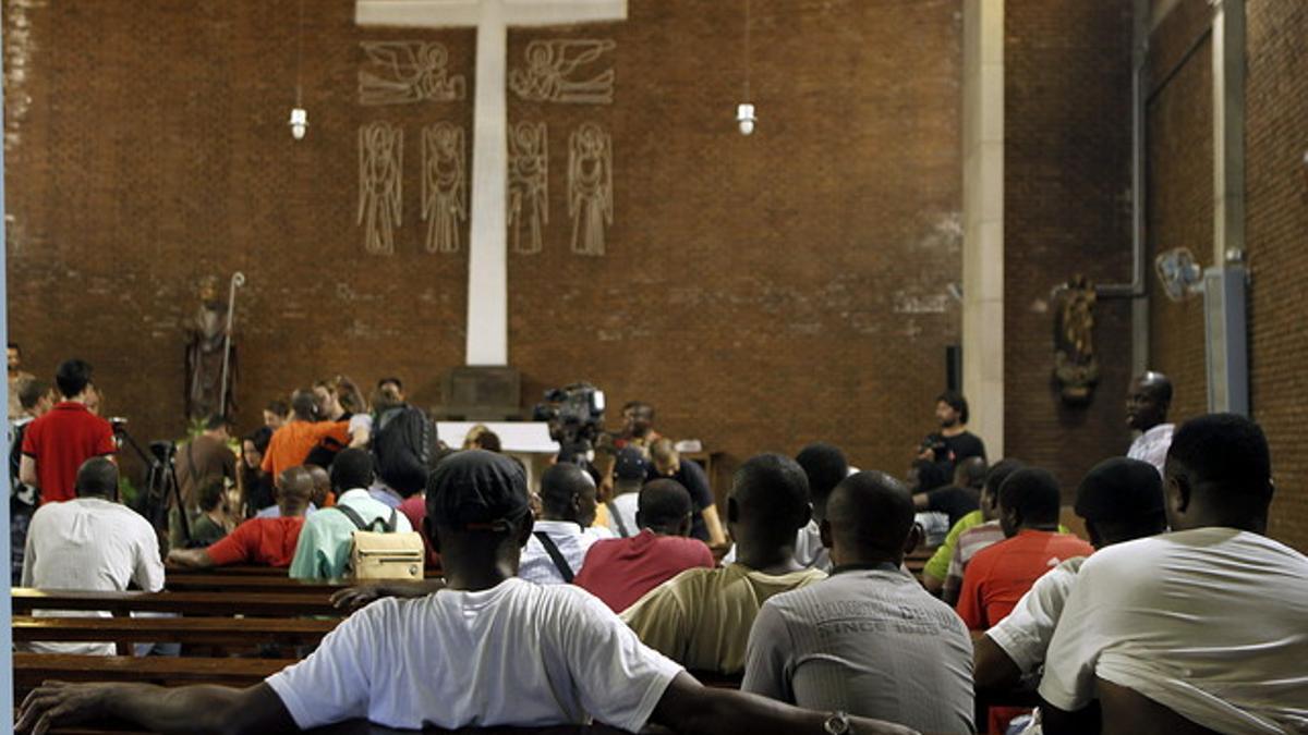 Inmigrantes encerrados en la iglesia de Sant Bernat Calbó de Poblenou, el miércoles.