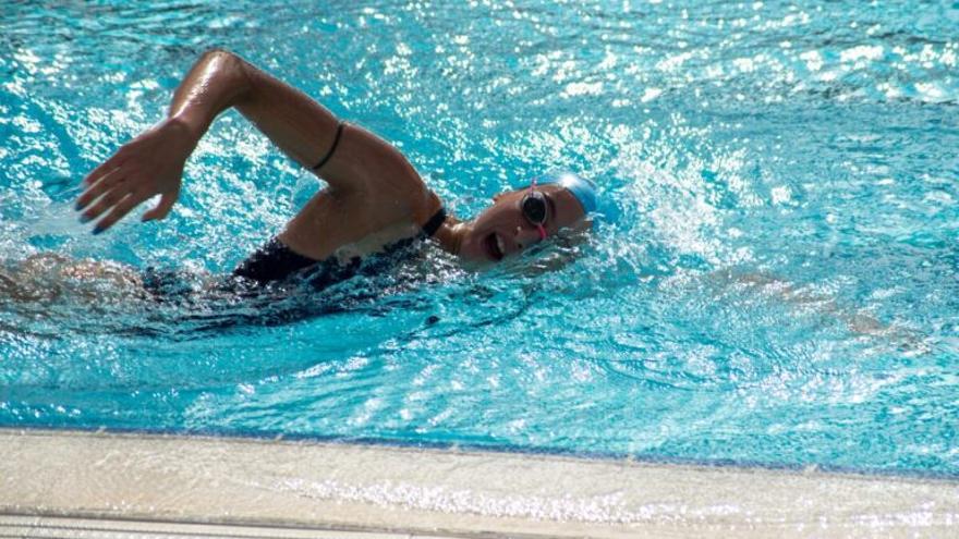 Nadar durante un largo tiempo es muy apetecible en verano y es uno de los deportes que más calorías queman