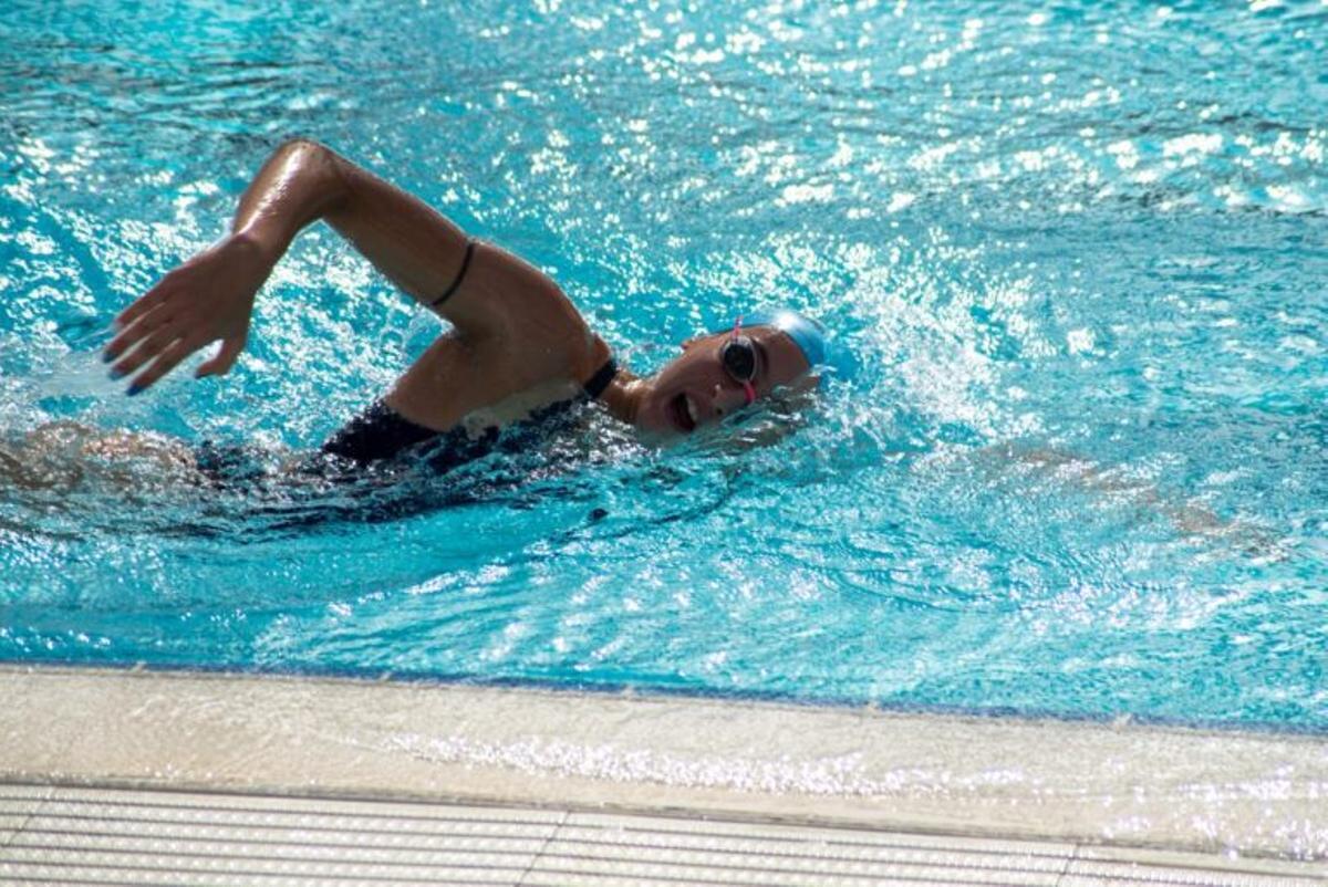 Consejos para nadar este verano sin lesionarse