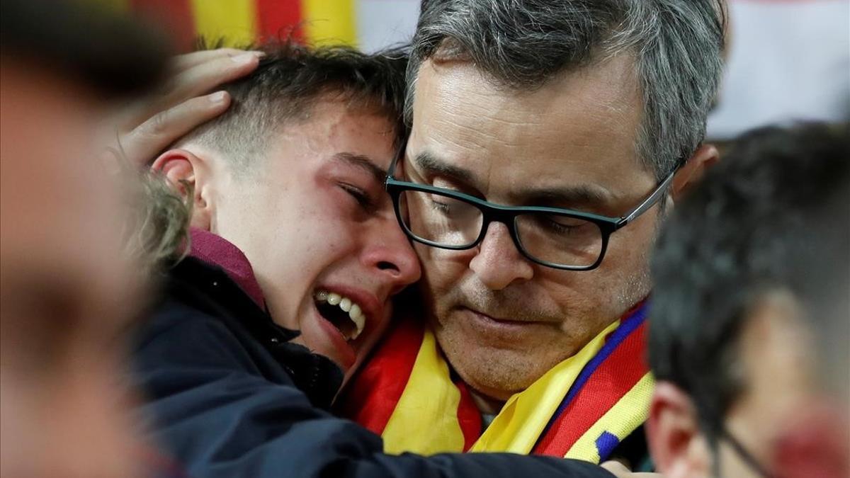 Aficionados del Barça desolados en Anfield por la eliminación.