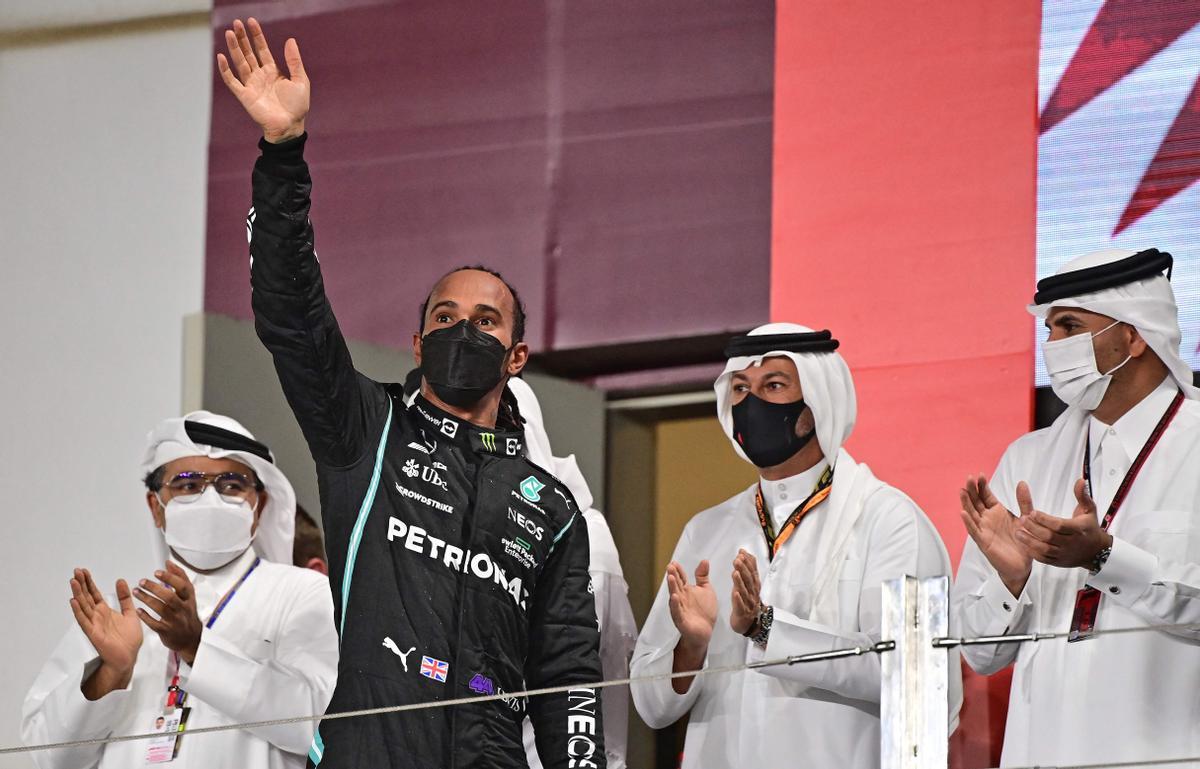 El piloto británico de Mercedes, Lewis Hamilton, saluda desde el podio.