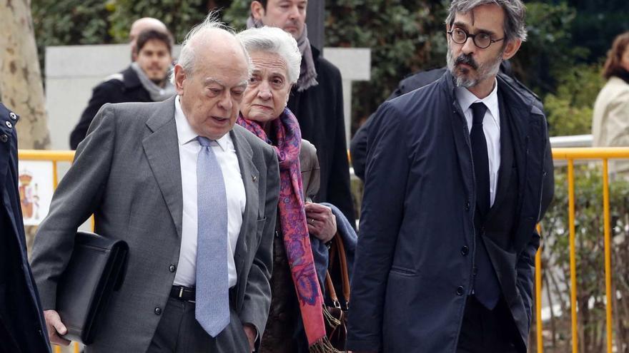 L’expresident Jordi Pujol i la seva dona, Marta Ferrusola, al sortir de l’Audiència Nacional el 2016. | AGUSTÍN CATALÁN