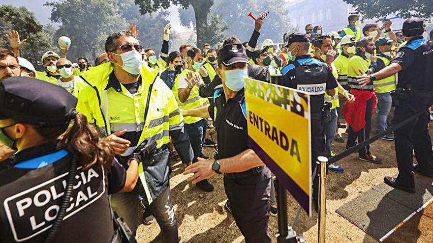 Trabajadores de Ence boicotean el inicio de las fiestas en Pontevedra