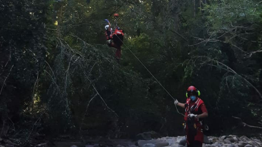 Rescatan a un pescador de 65 años que cayó al río en Lena