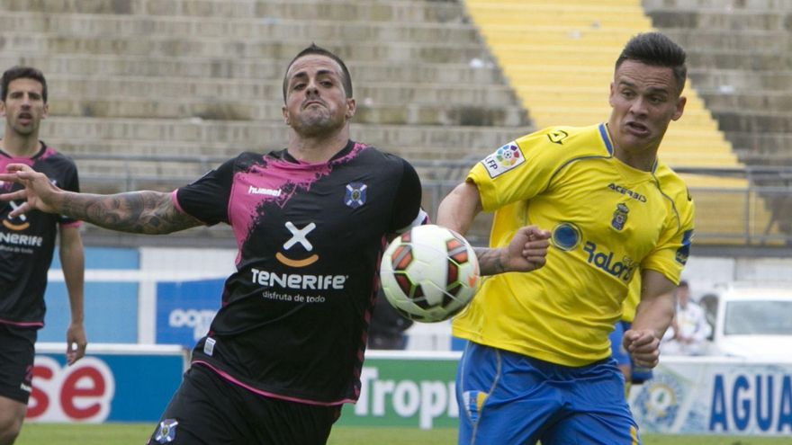 Roque Mesa, a la derecha, en un derbi ante el Tenerife, en la temporada 2014-2015. | Q. Curbelo