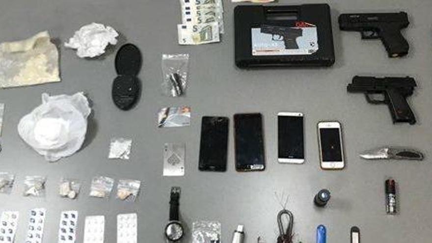 Droga, armas, ropa y herramientas especiales que los sospechosos podrían haber usado para robar en casas aisladas.