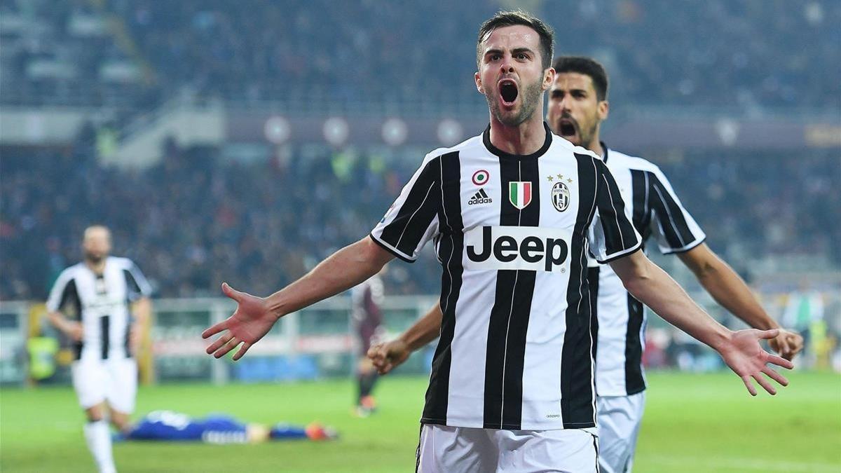 Pjanic, durante un partido con la Juventus.