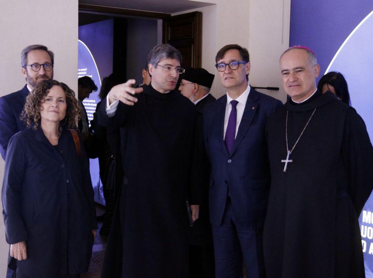 Illa exhibeix la seva devoció religiosa