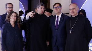 Illa exhibeix la seva devoció religiosa