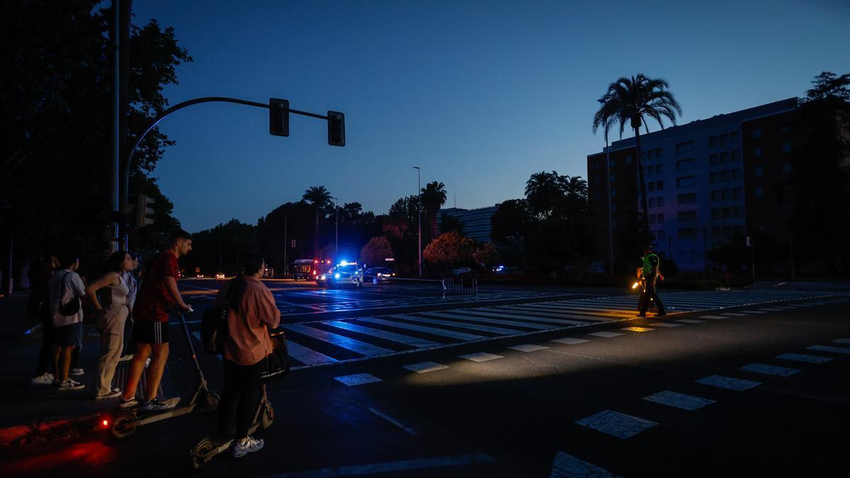 La Policía controla la circulación en la avenida de Vallellano, completamente a oscuras.