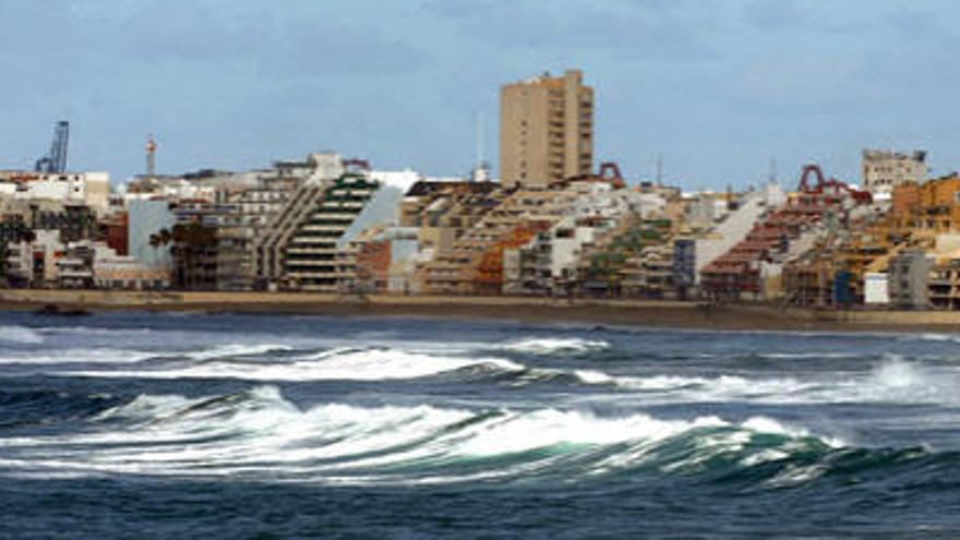 El oleaje impide el baño en Las Canteras