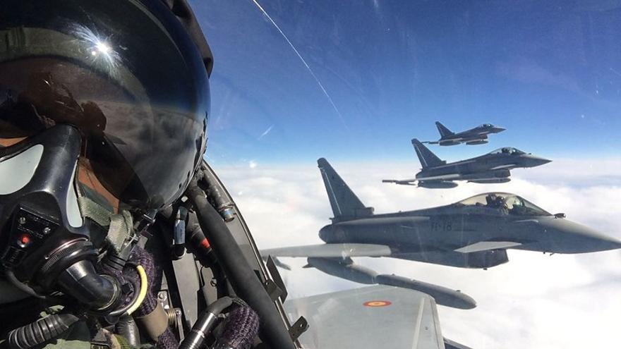 Una espectacular imagen de cuatro Eurofighter durante un vuelo.